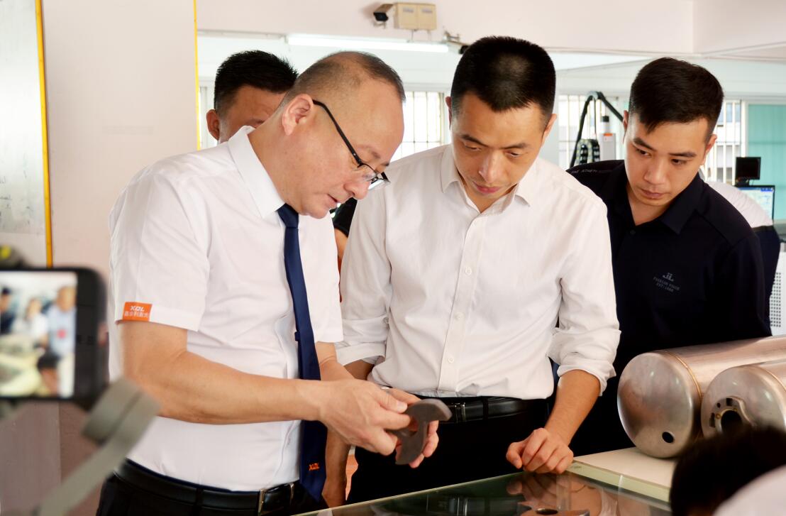 熱烈歡迎順德區陳副區長、容桂街道經發辦高主任等一行領導蒞臨鑫全利激光調研指導工作！